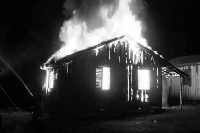Santana do Mundaú: Casa pega fogo e idoso morre queimado