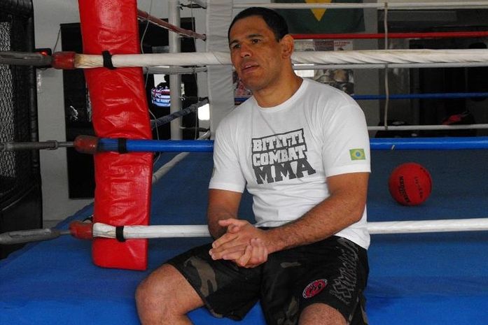 Minotouro lesiona o ombro e está fora do UFC 133