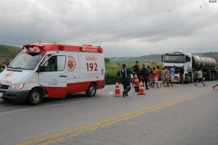 Menino de 12 anos tenta pegar carona em caçamba, cai e acaba atropelado