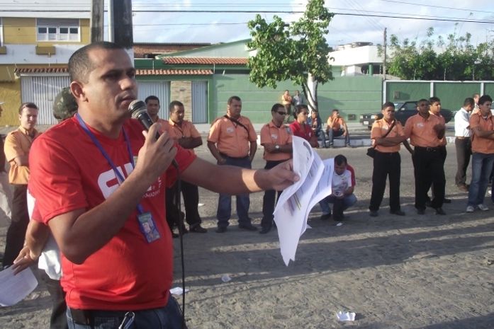 Rodociários realizaram assembleia na garagem da Veleiro