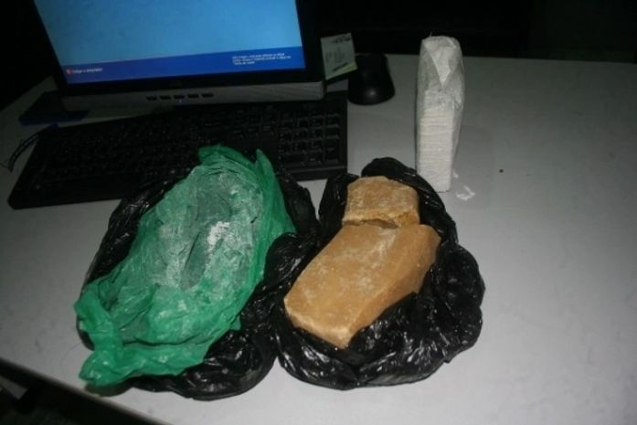 PM apreende armas, munição, cocaína e pedra de crack com mais de meio quilo