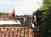 Incêndio causado por curto-circuito destrói casa em Penedo