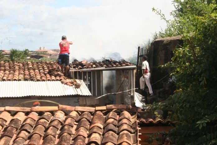 Incêndio causado por curto-circuito destrói casa em Penedo