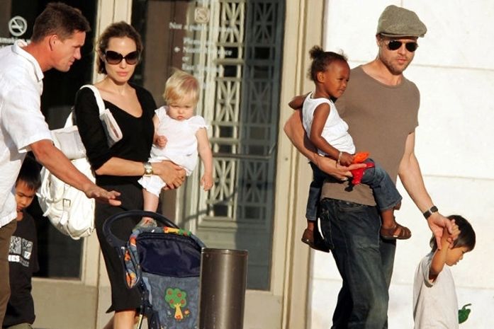 Angelina Jolie e Brad Pitt com os filhos