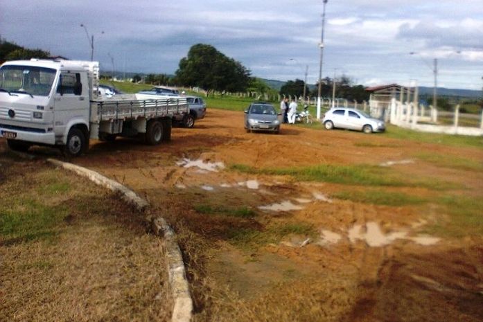 Camião pronto para despejar moradoes