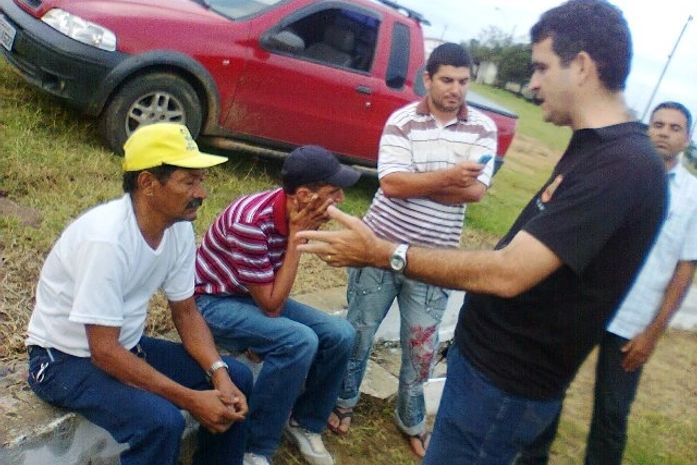 Oficial de justiça avisa à Paulo do CSE sobre despejo