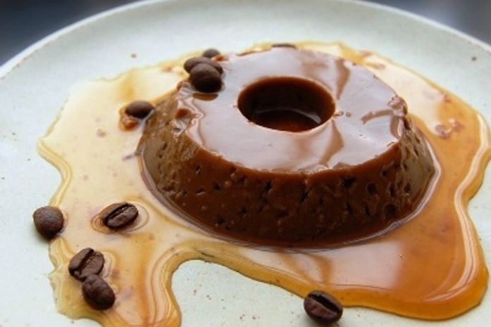 Pudim de café ganha toque especial com calda de caramelo