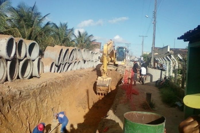 Prefeitura de Arapiraca faz obras de drenagem e pavimentação na cidade