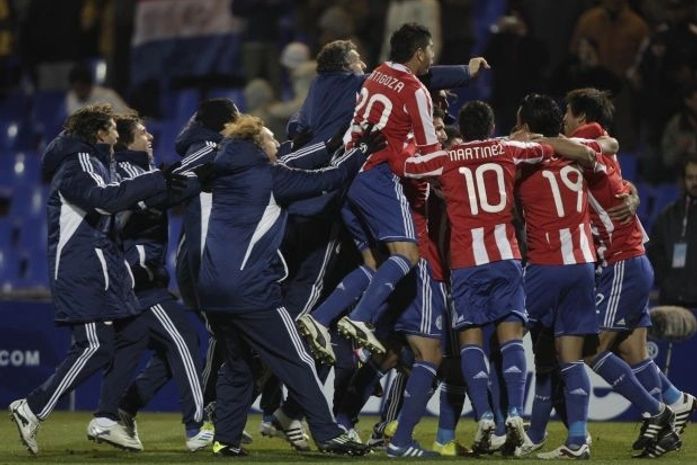 Trave salva, Paraguai vence nos pênaltis e vai à final com 5 empates