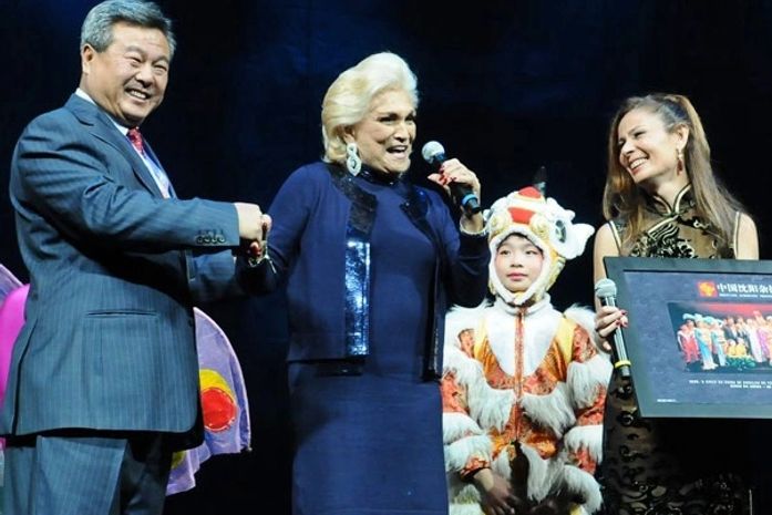 Hebe Camargo arrisca algumas palavras em chinês em estreia do Circo da China