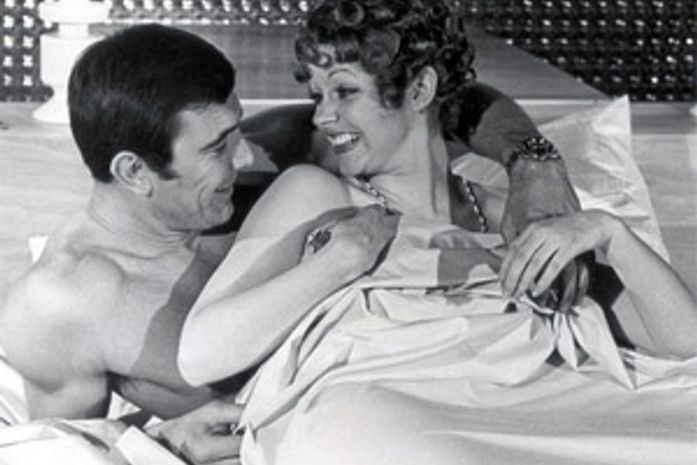 Ex-Bond girl morreu após beber ácido sulfúrico