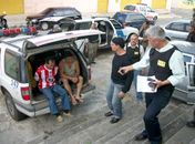 Delegado Manoel Wanderley ( a direita ) e os agentes na operação 