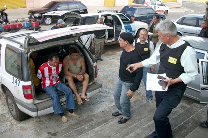 Delegado Manoel Wanderley ( a direita ) e os agentes na operação