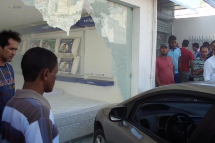 Veículo invadiu a loja
