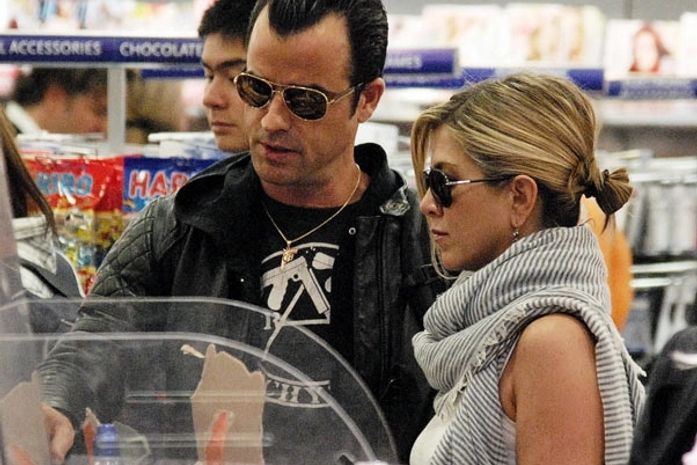 Jennifer Aniston é fotografada com o namorado em aeroporto
