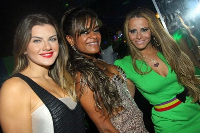 Viviane Araújo e Mirella Santos vão à festa de amiga