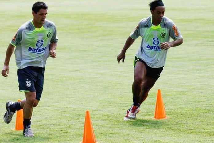 Ronaldinho Gaúcho e Thiago Neves podem pegar gancho por forçarem cartão