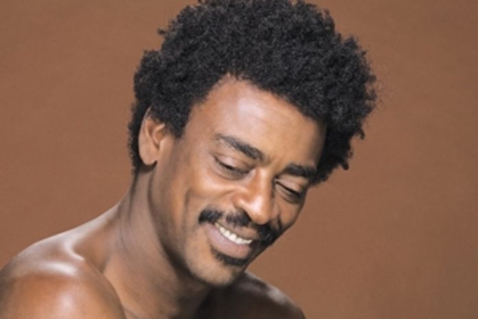 Inspirado por churrascos, Seu Jorge lança disco 'para ouvir lavando carro'