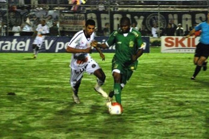 Aniversariante marca dois e garante vitória sofrida do ASA sobre o Guarani