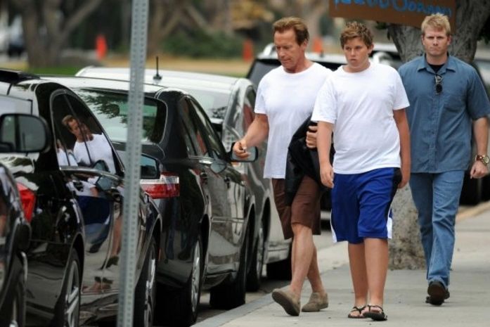 Filho de Arnold Schwarzenegger continua internado