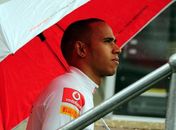 Hamilton deixa McLaren, e acerta com Mercedes para lugar de Schumacher