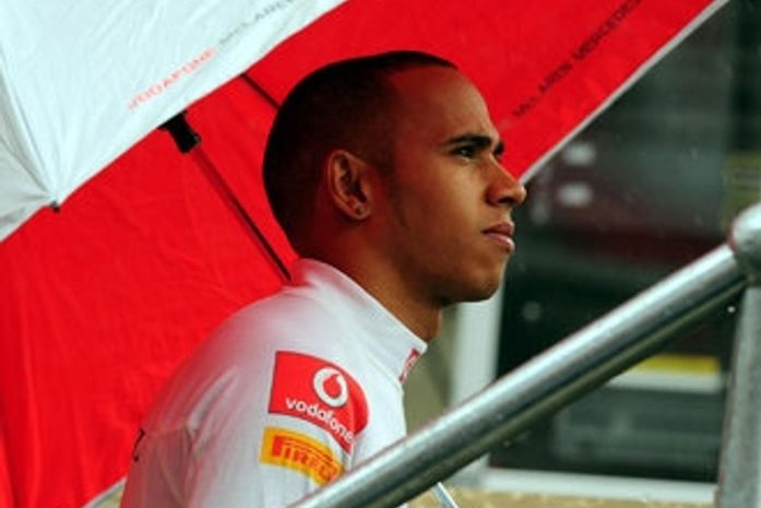Hamilton deixa McLaren, e acerta com Mercedes para lugar de Schumacher