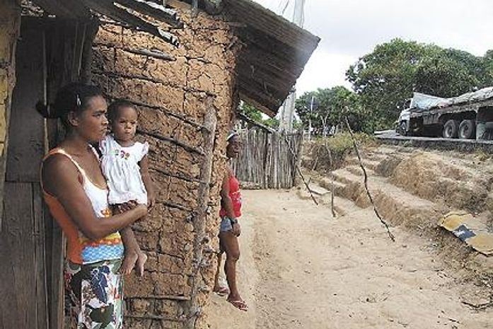 Desabrigados residindo a beira da Al 101