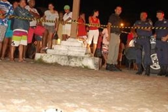 Mulher mata jovem de 18 anos a facadas para vingar irmão