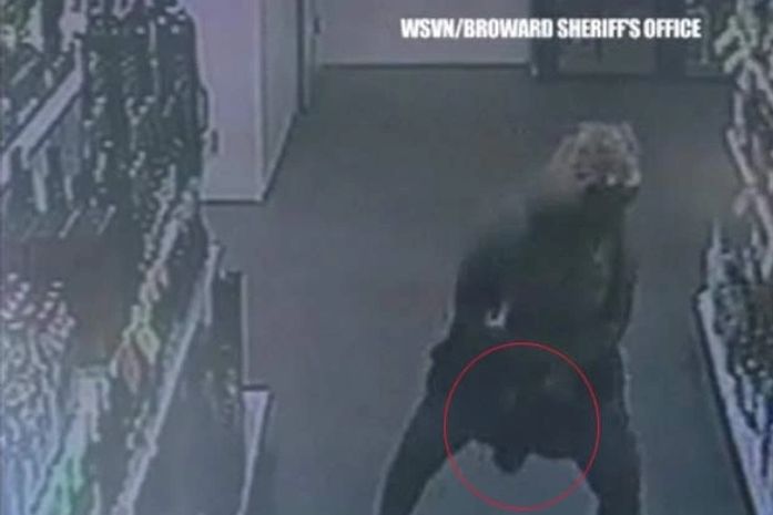 Mulher esconde garrafa de bebida por baixo da saia.