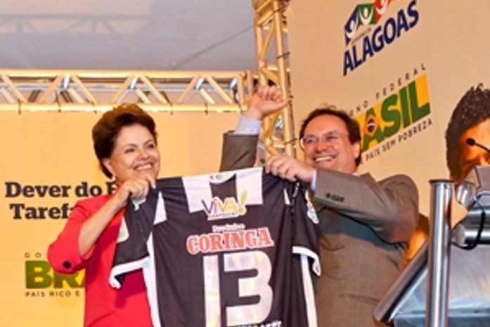 Dilma com a camisa do ASA dada por Luciano Barbosa