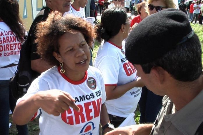 Servidores da Ufal realizam protesto durante visita de Dilma