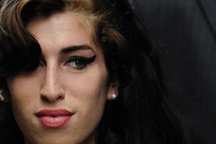 Pintura feita com sangue de Amy é vendida por US$ 56 mil