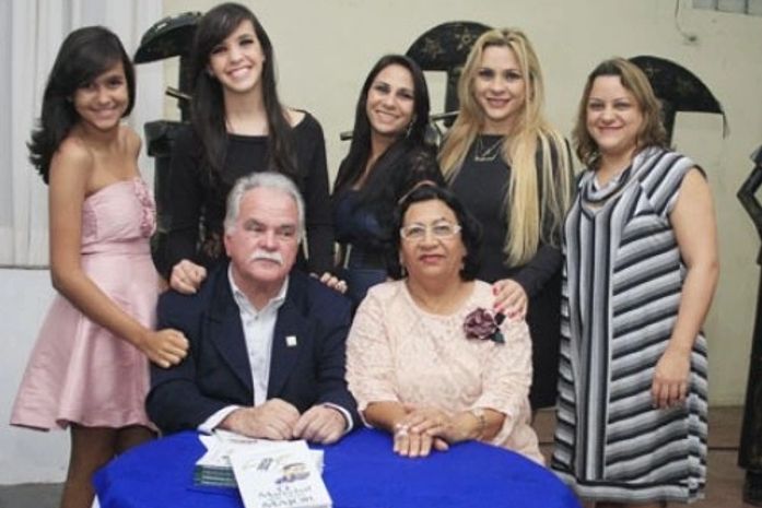 Zeneto, esposa e filhas