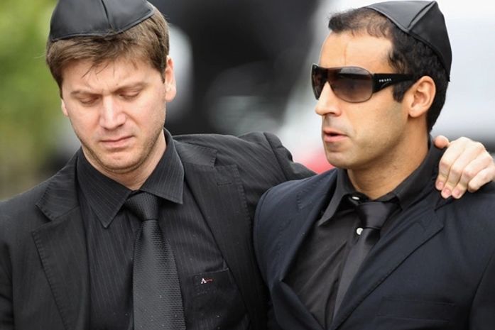 Humoristas brasileiros se infiltram em funeral de Amy Winehouse