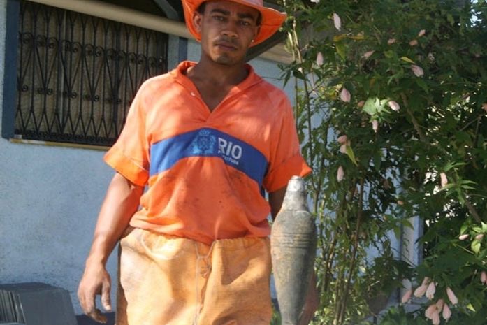 Gari acha granada de morteiro em lixeira no Rio