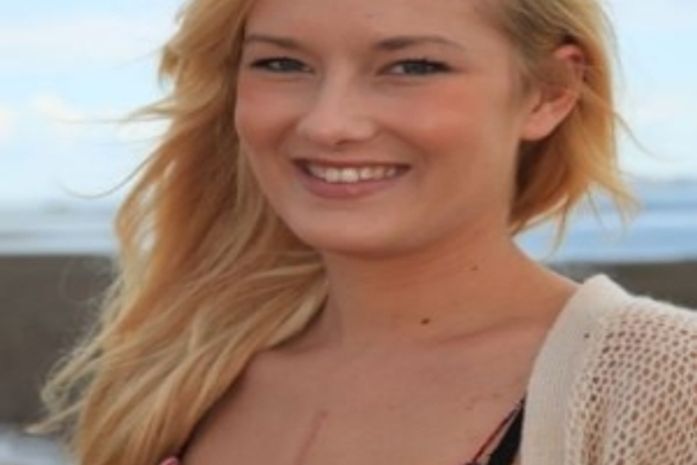 Aluna sai da escola sem permissão, fica com medo de ser punida e sofre ataque cardíaco