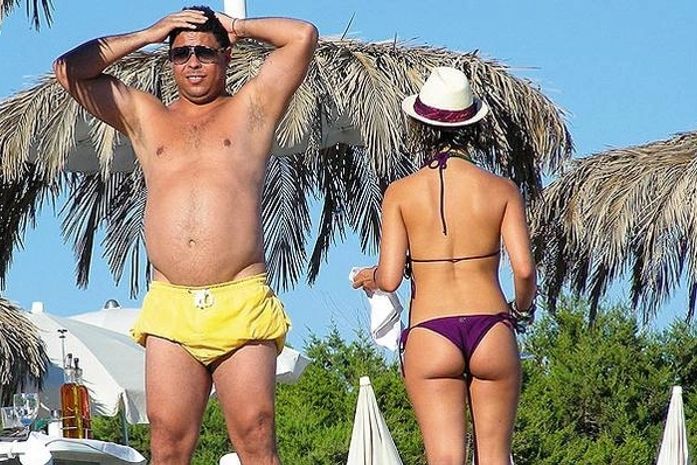De férias em Ibiza, Ronaldo mostra barriga saliente