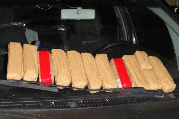 PF e PRF apreendem 6 kg de pasta base de cocaína em mala de carro na BR 101