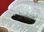 Celular dentro da bíblia