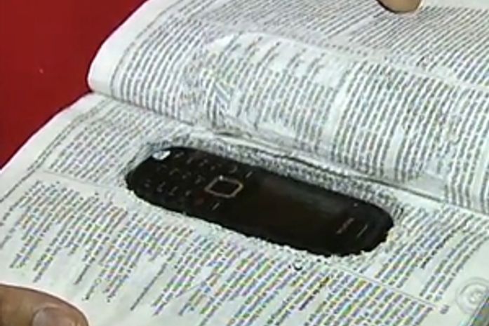 Celular dentro da bíblia