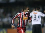 São Paulo abre vantagem, permite reação, mas vence o Coritiba