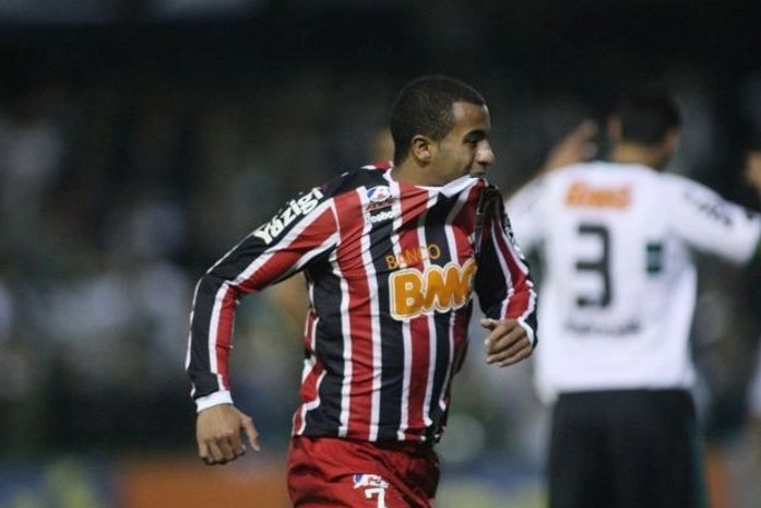 São Paulo abre vantagem, permite reação, mas vence o Coritiba