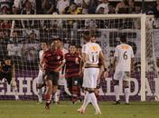 Ronaldinho comemora e Neymar lamenta.