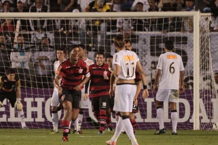 Ronaldinho comemora e Neymar lamenta.