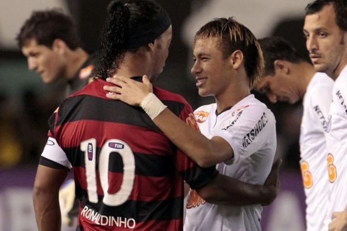 FIFA destaca "genialidade" de Neymar e malandragem de Ronaldinho Gaúcho