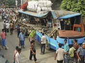 Colisão de caminhão e ônibus mata ao menos 17 em Bangladesh