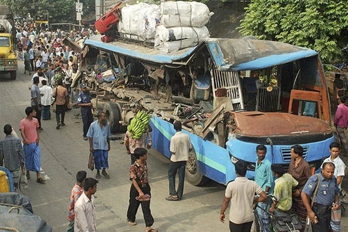Colisão de caminhão e ônibus mata ao menos 17 em Bangladesh