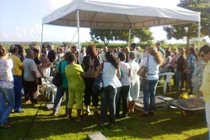 Pessoas ouvem fala de filho