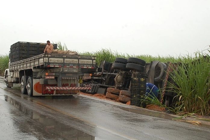 Acidente com caminhão deixa duas pessoas mortas em Junqueiro