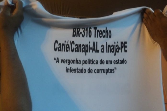 Demora na licitação revolta população de Canapi